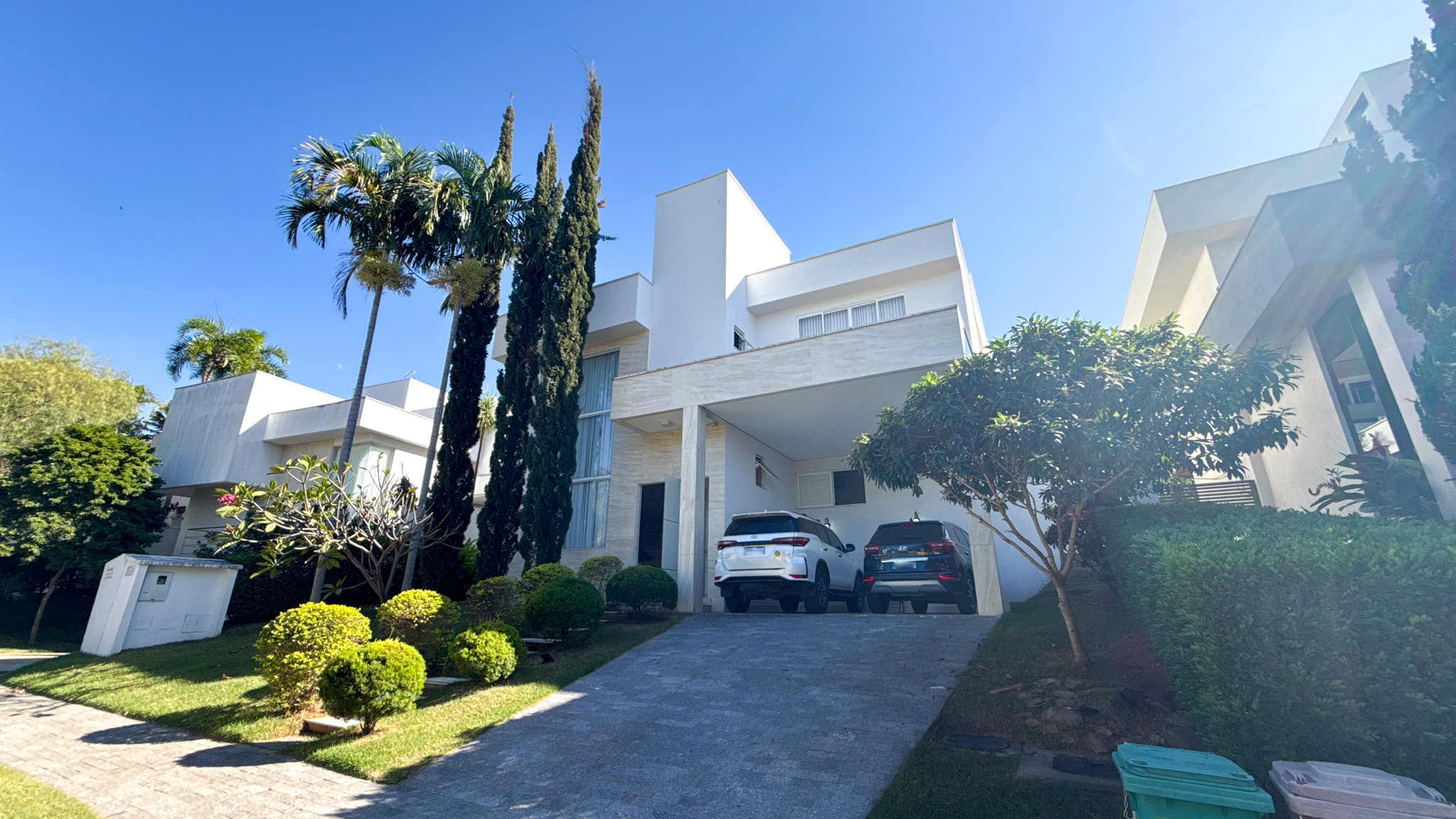 Sobrado no Alphaville Araguaia com 4 Suítes e Piscina | 315 m²