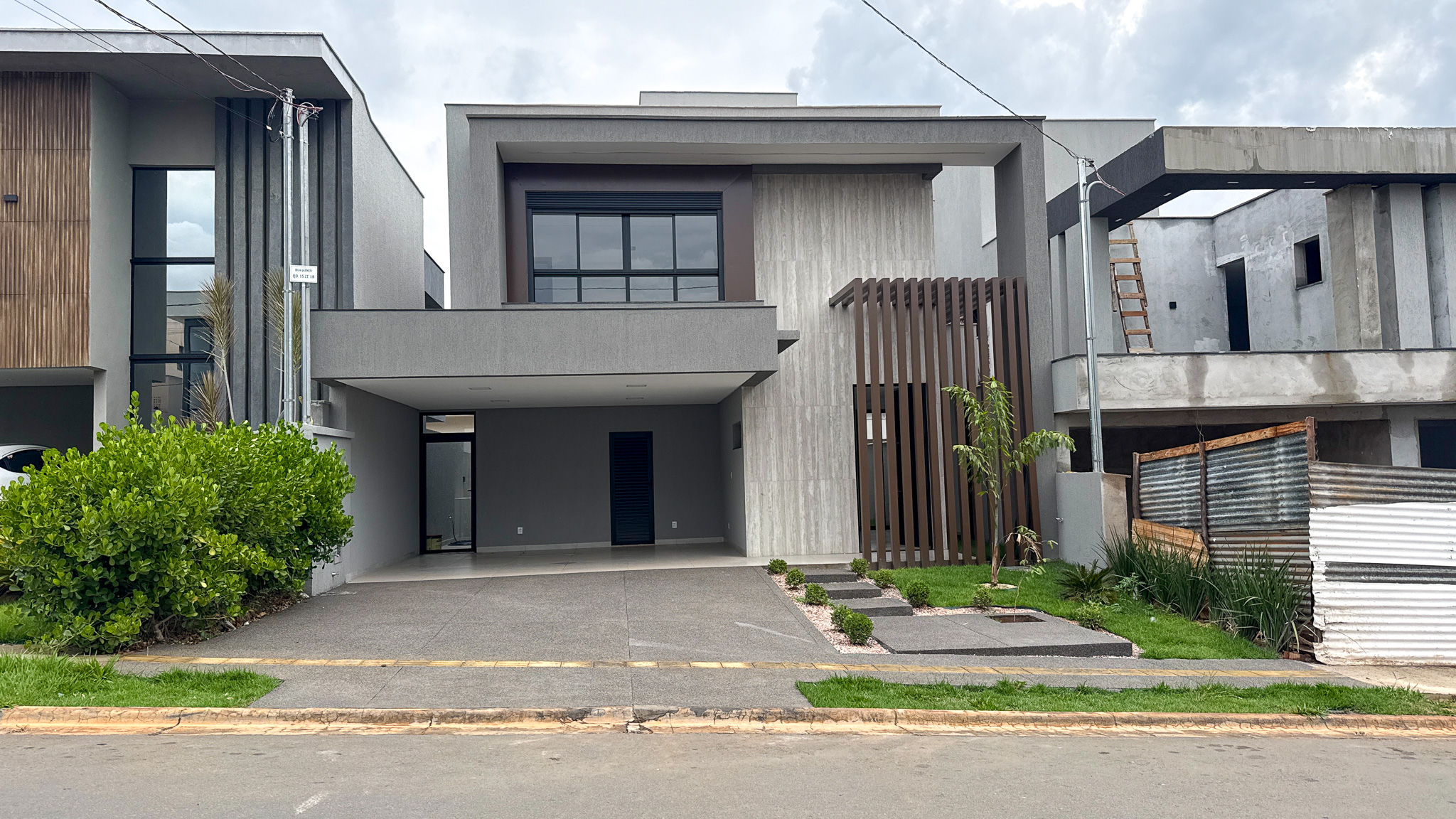 Sobrado à Venda no Jardins Capri | 194 m², 3 Suítes e Piscina