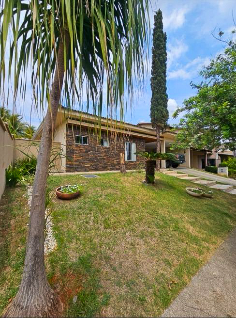 Casa Térrea à Venda no Portal do Sol I | 4 Suítes, 339,53 m² e Piscina Aquecida