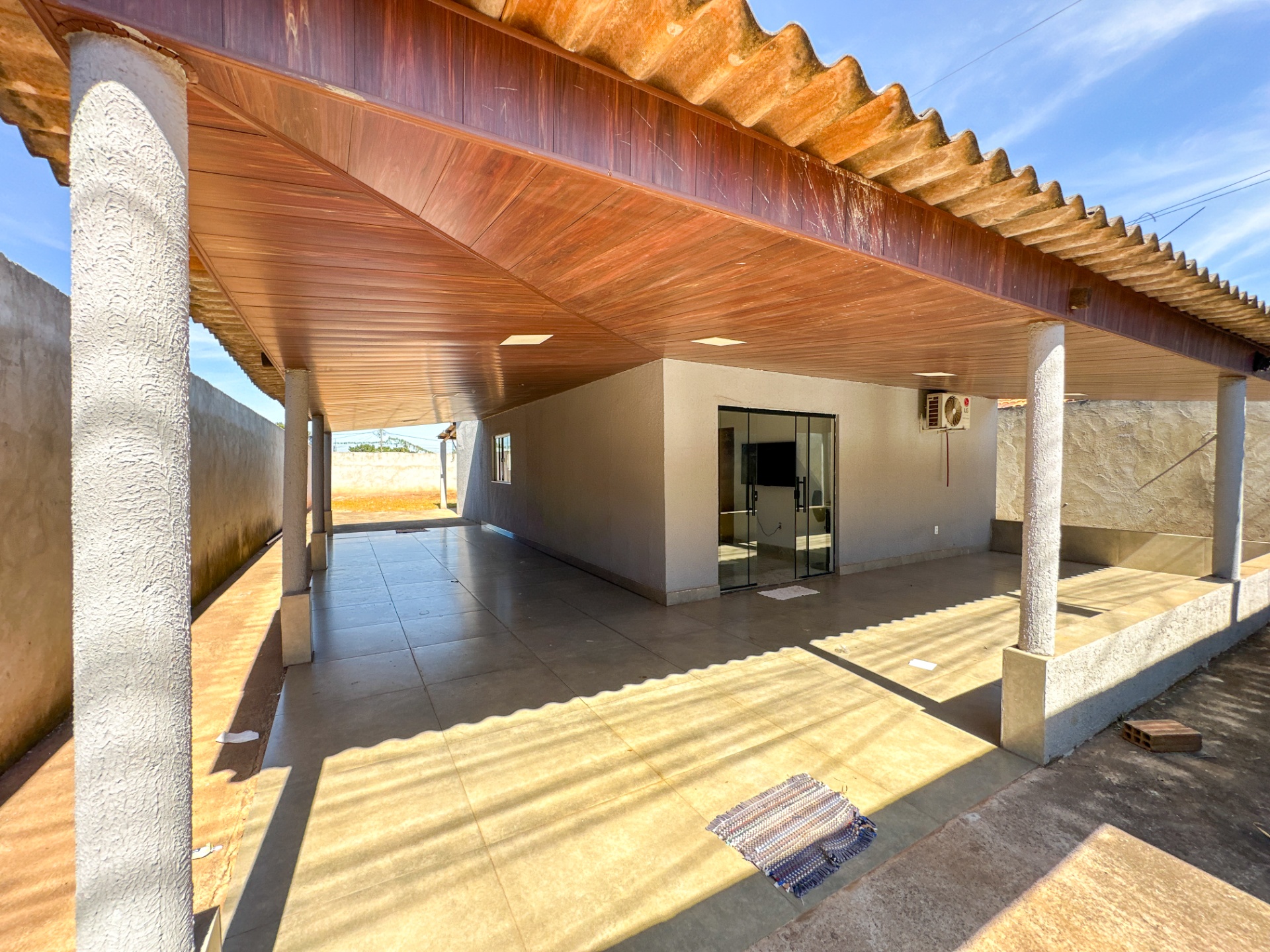 Casa com lote amplo de 360 m² no Jardim Miramar em Aparecida de Goiânia