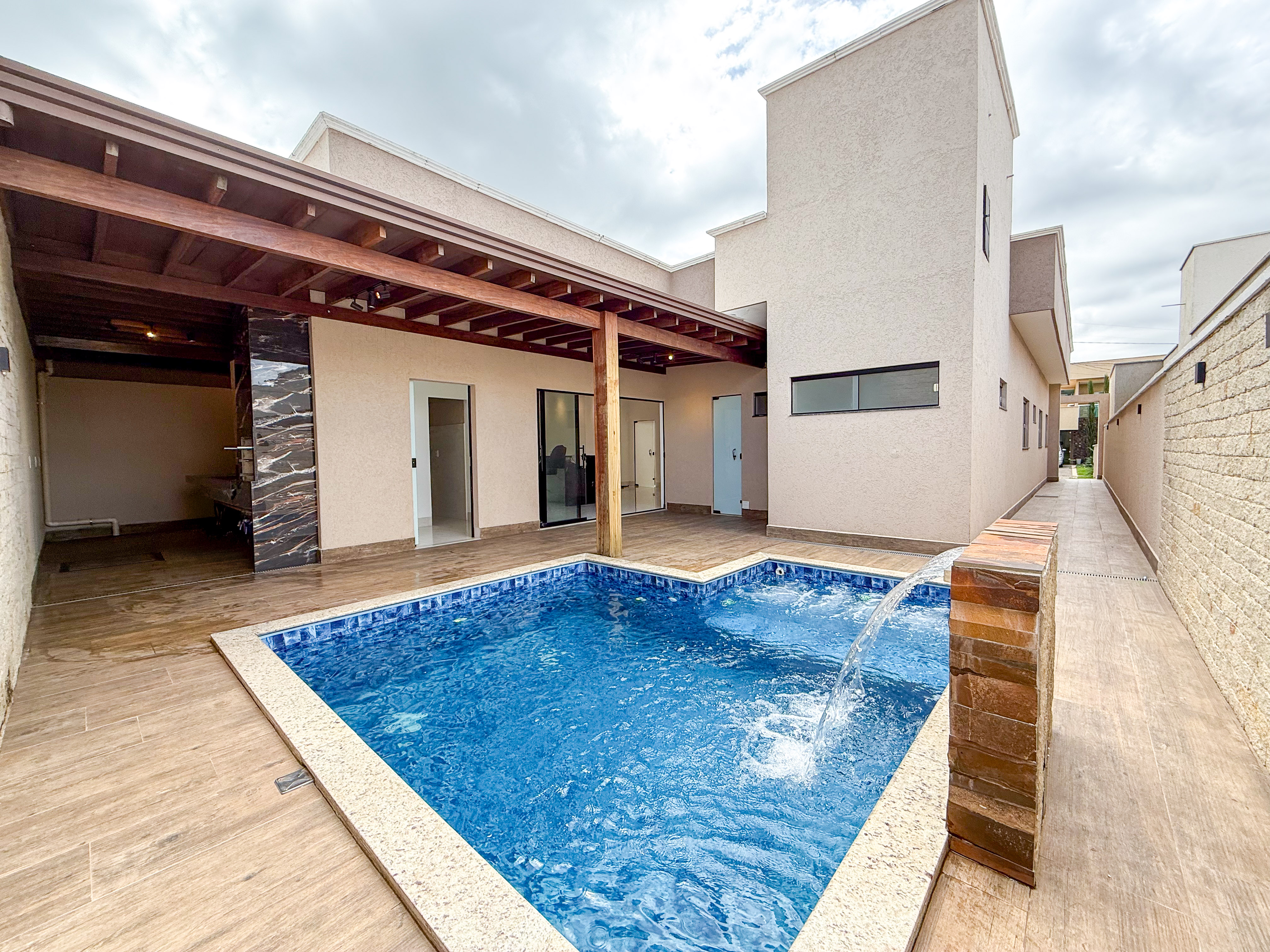 CASA TÉRREA NO JARDIM VENEZA – 220 m², 3 SUÍTES E LAZER PRIVATIVO | À VENDA