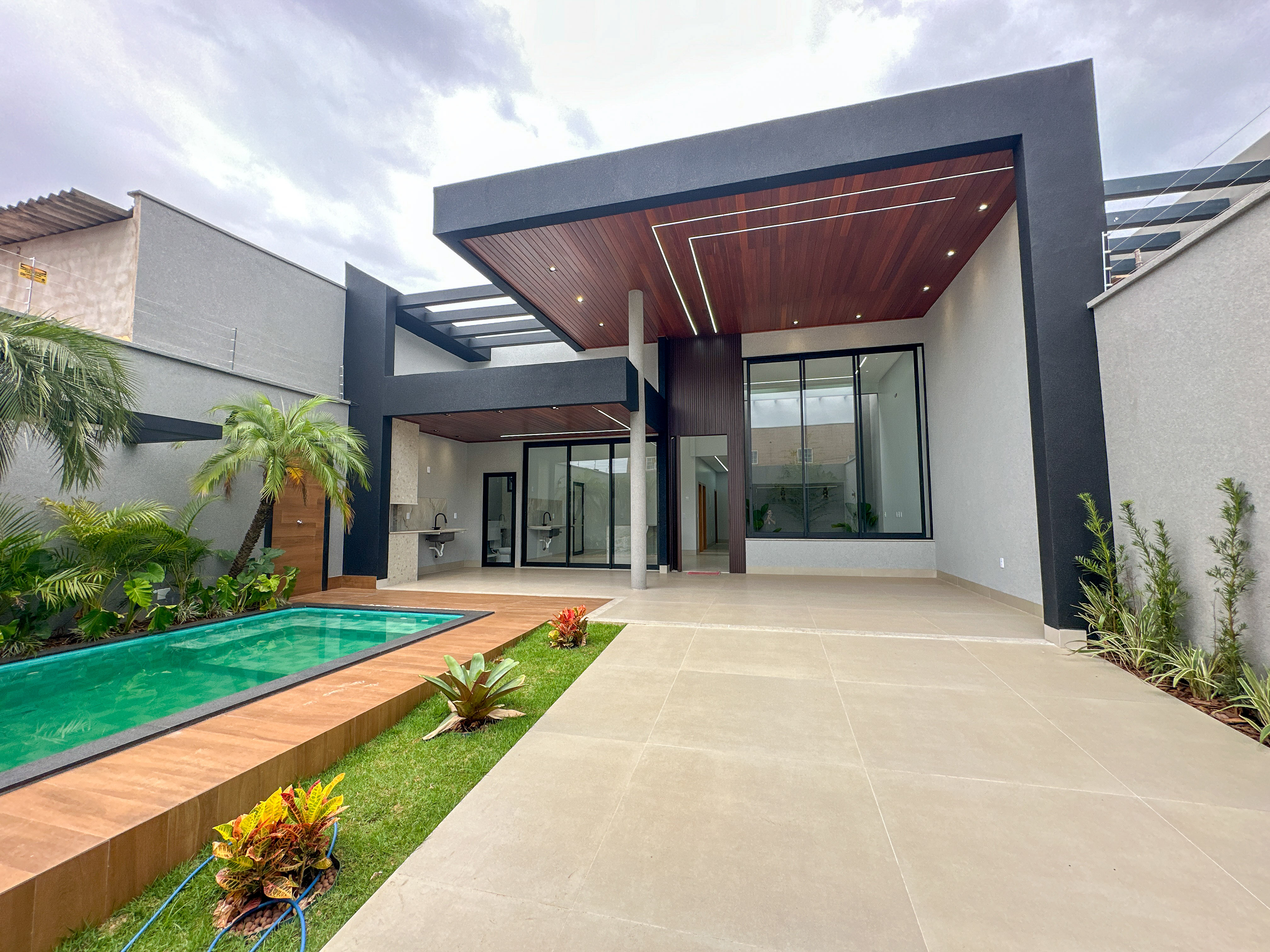 Casa térrea no Goiânia 2 à venda – 160 m², 3 suítes e piscina com hidromassagem