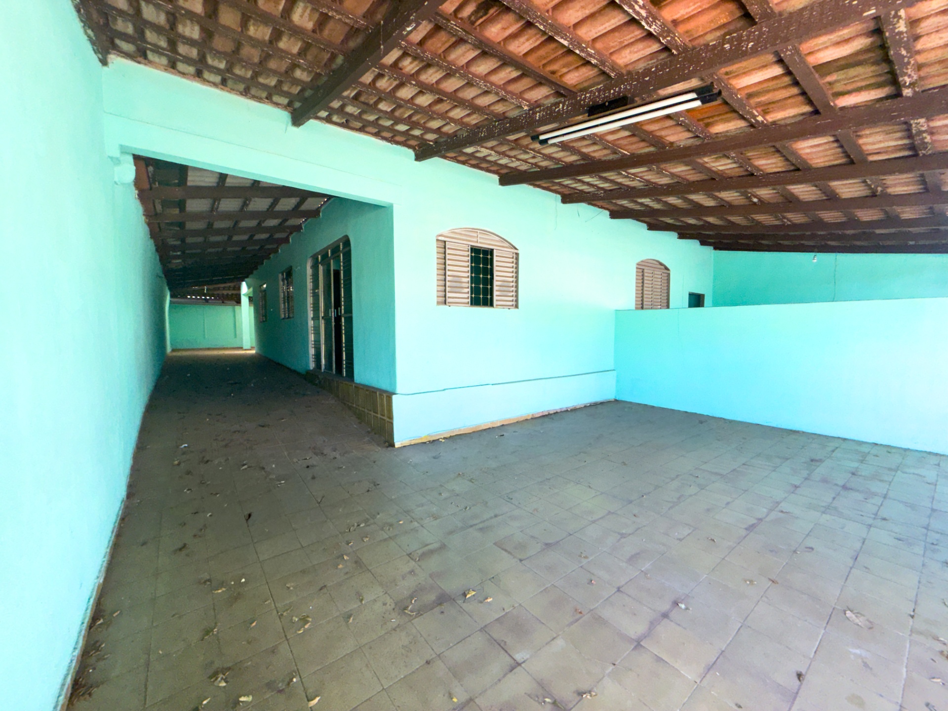 Casa com 3 quartos, amplo terreno e edícula no Jardim Vila Boa