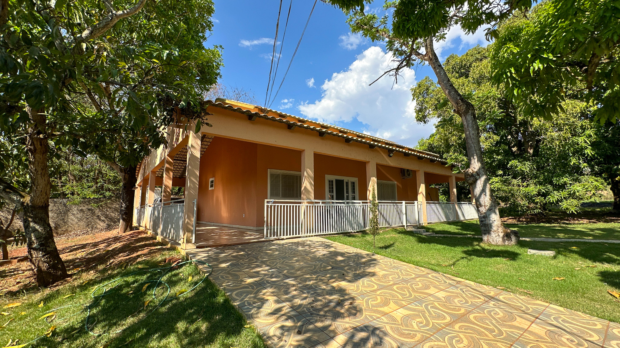 Chácara à Venda no Jardim Decolores | 1.555 m², Casa com 3 Quartos e Sala Comercial
