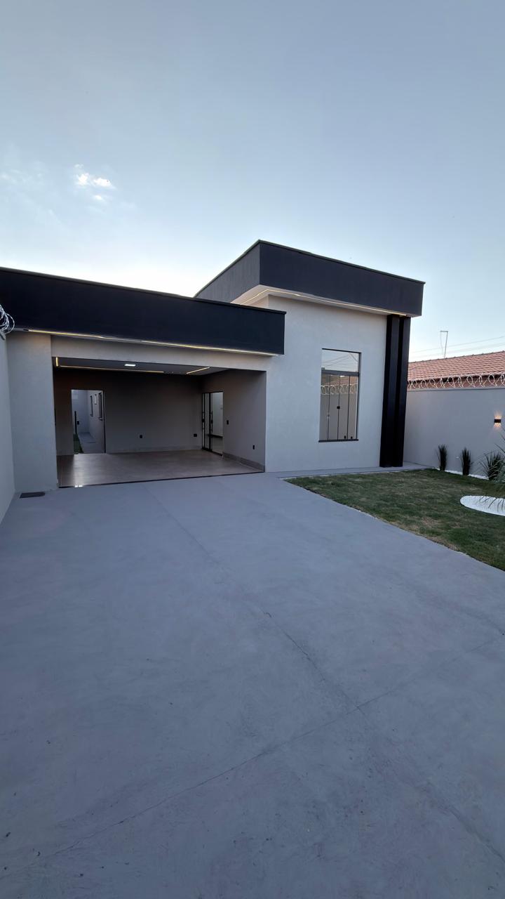 Casa com 3 Quartos, Pé-Direito Alto e 4 Vagas | Jardim Curitiba 3