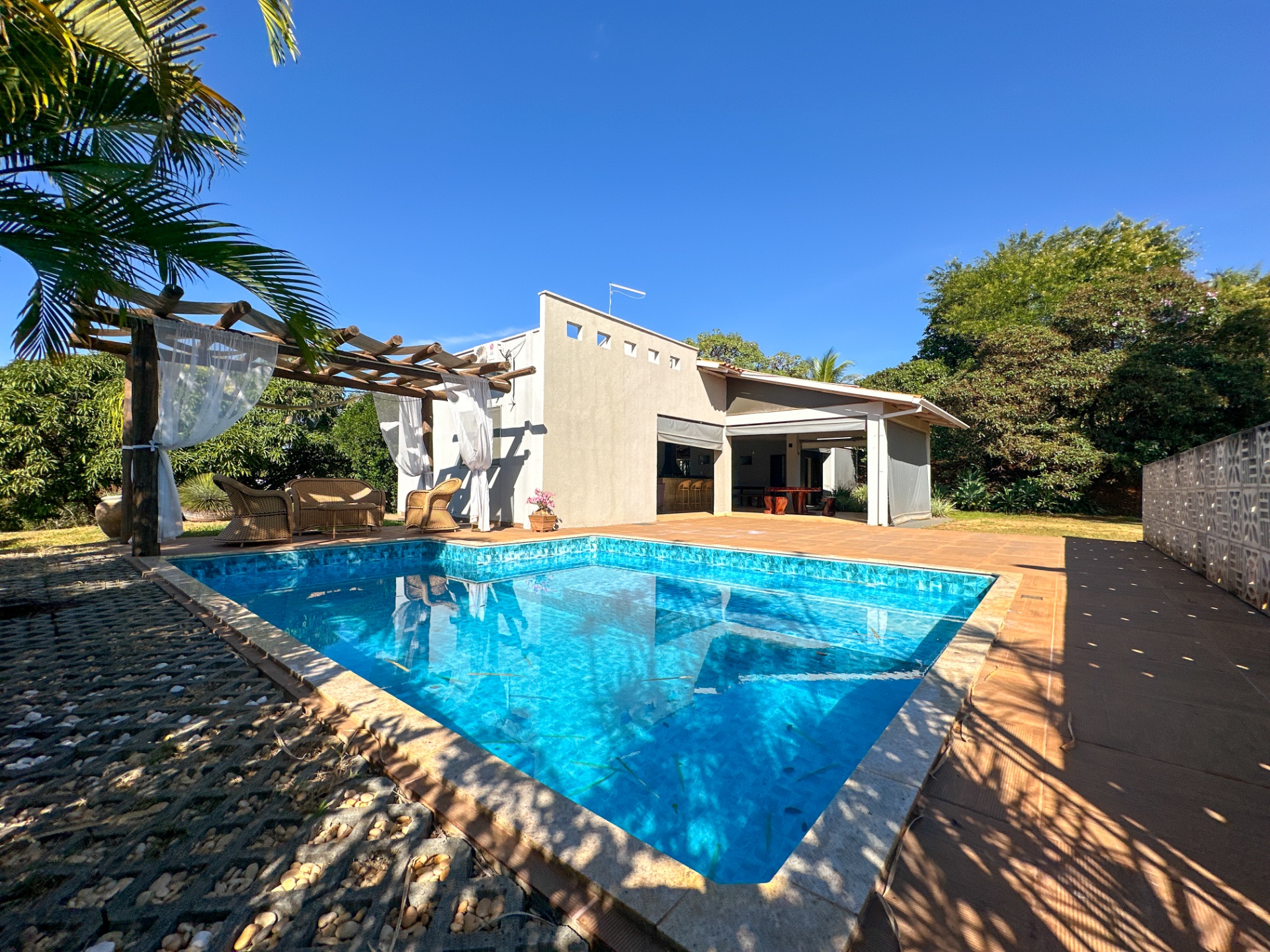 Chácara no Condomínio do Boi 2 à venda – 2.400 m², piscina com hidro e pomar completo em Hidrolândia