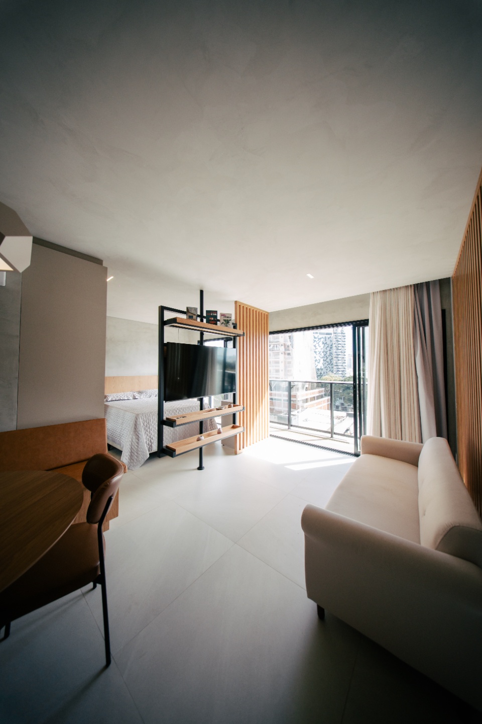 Studio com Suíte, Varanda e Vaga de Garagem no Gyro Rooftop | Ideal para Morar ou Investir