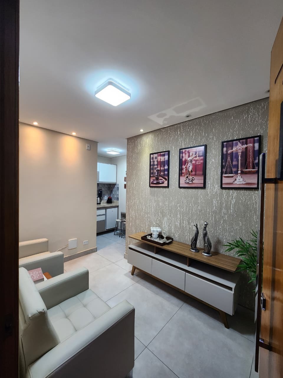 Sala comercial mobiliada no Setor Oeste à venda