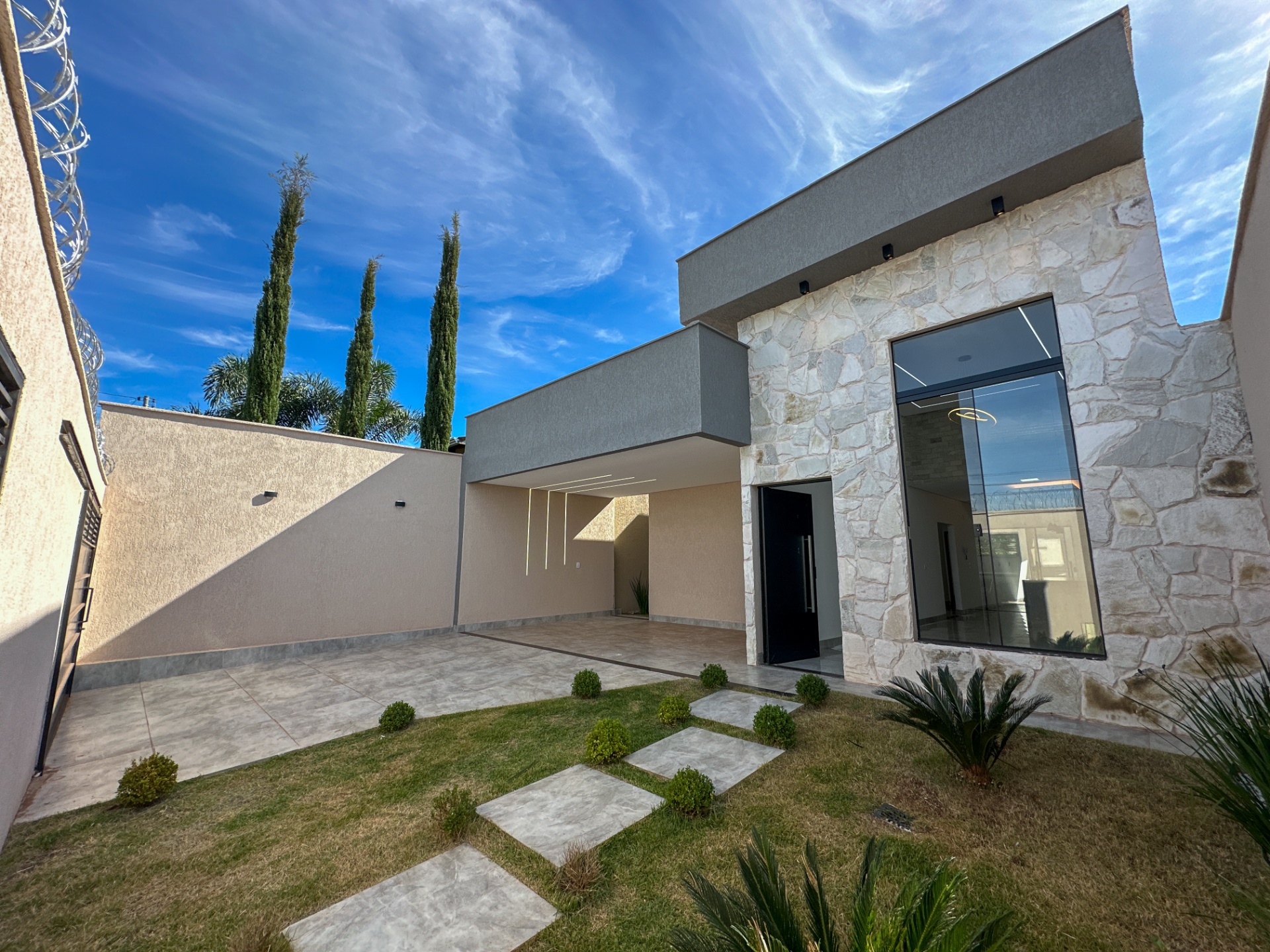 Casa à venda com 3 suítes e piscina aquecida no Setor Finsocial