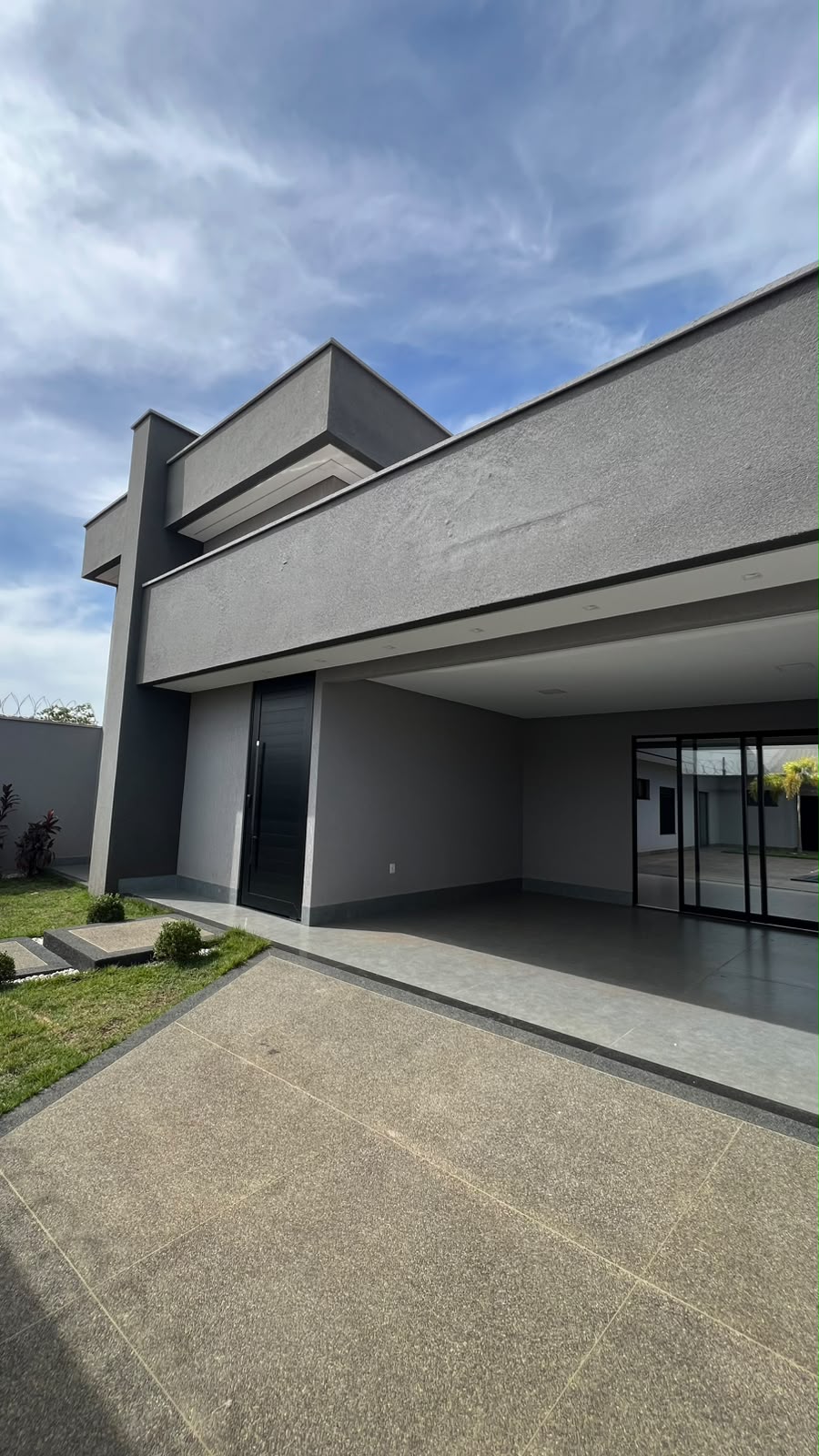 Casa Térrea com 3 Suítes e Piscina Aquecida no Jardim Balneário Meia Ponte