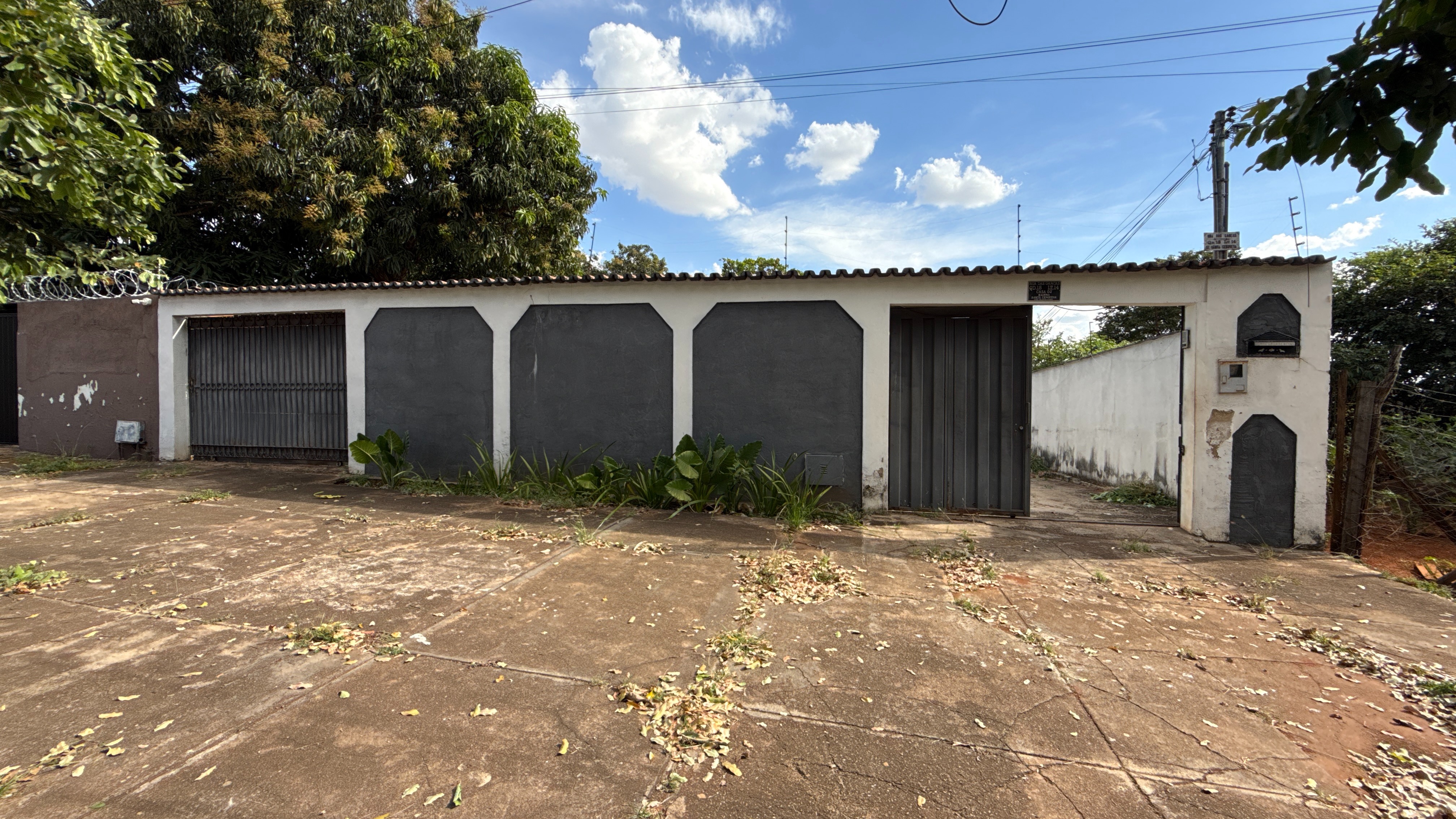Casa com Terreno de 490 m² no Setor Santa Genoveva | A 6 Minutos do Aeroporto de Goiânia